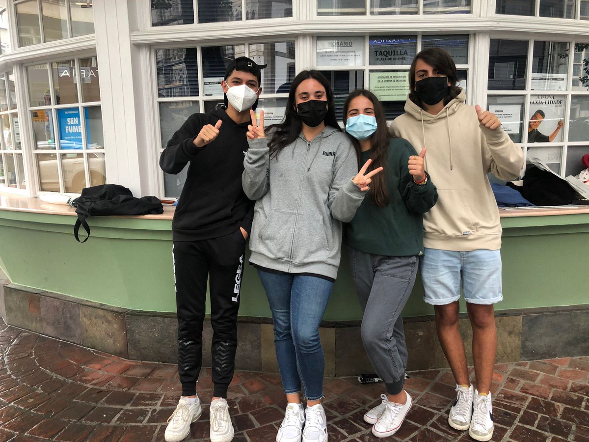 Jacobo, Adriana, Carlos y Ana, alumnos de 16 y 17 años, alumnos de <a href="/EsclavasAC/">Esclavas A Coruña - Feducaci</a>, llegaron a las 6 de la mañana!! Y hasta las 12h no abre la taquilla para las entradas de <a href="/rauwalejandro/">RAÚL</a>
