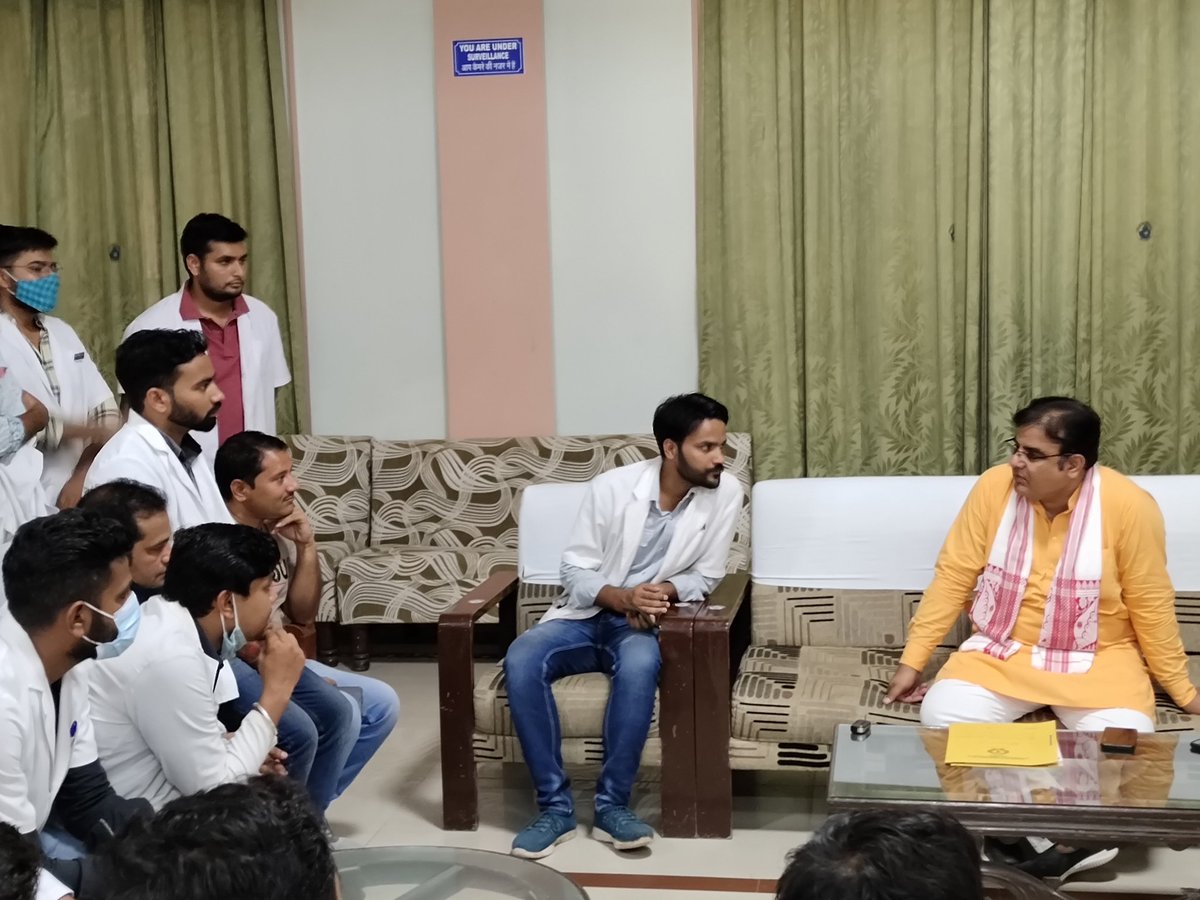 श्री बिहारी लाल जी विश्नोई माननीय विधायक नौखा, बीकानेर से साथीयों के साथ मुलाकात कर वेटेरिनरी इंटर्नशिप स्टाइपेंड जो कि काफी कम मात्र 3500रू/महिना है, को बढ़ाकर मेडिकल के समकक्ष करवाने के मुद्दे पर चर्चा की।
#IncreaseVetStipend
<a href="/biharibishnoi/">Biharilal Bishnoi</a>
<a href="/drarushimalik/">Dr.Arushi Malik IAS</a>
<a href="/KatariaLalchand/">Lalchand Kataria</a>