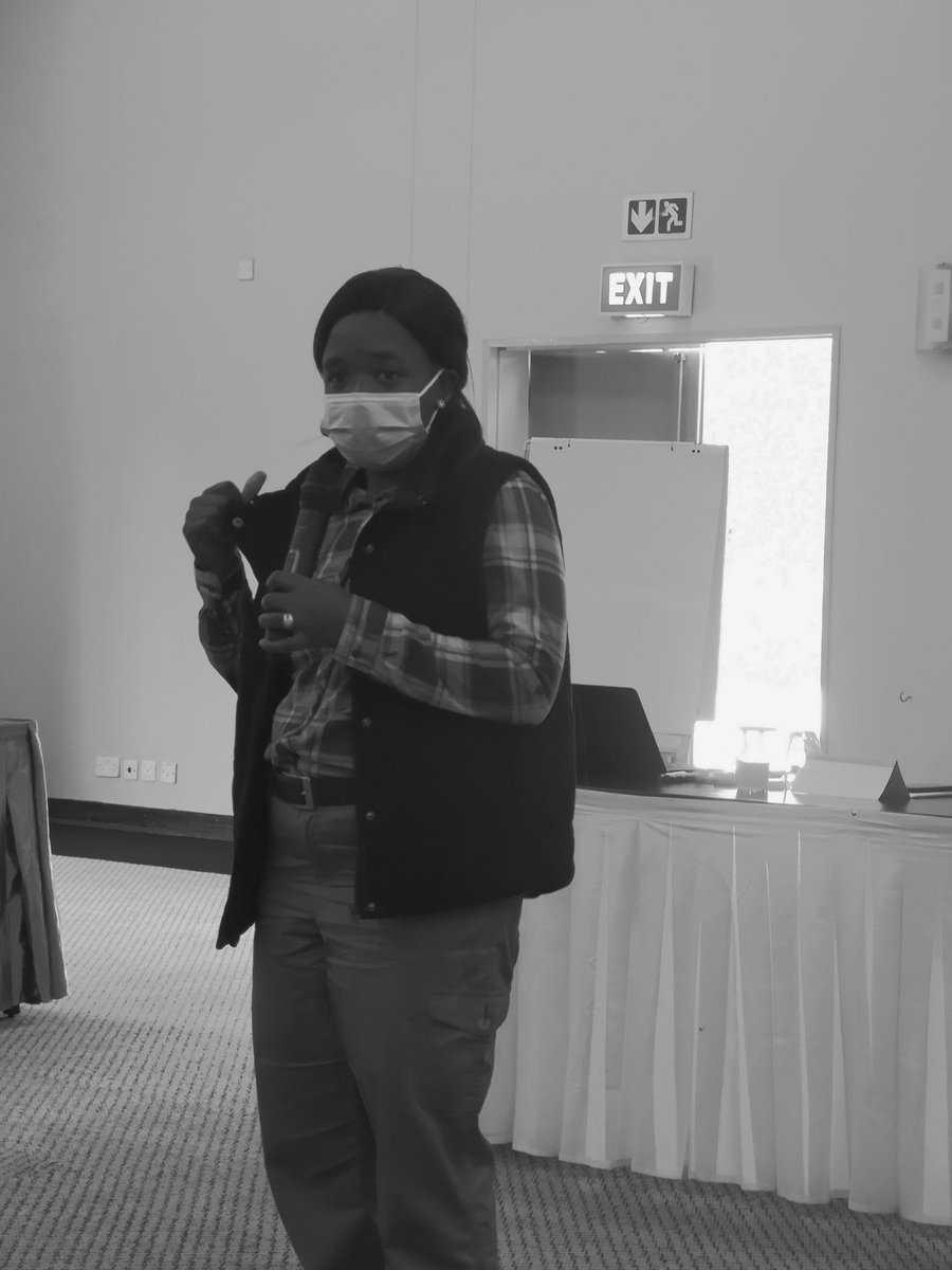 🇿🇼 School of Mines'Zithelo Ndiweni is capacitating #ASMINZIM on #Safety handling,use &amp; transportation of explosives.

ASMers are vulnerable to poor working conditions &amp; some disregard mining safety regulations outlined in Statutory I. 109 of 1990 on Mining (Management &amp; Safety).