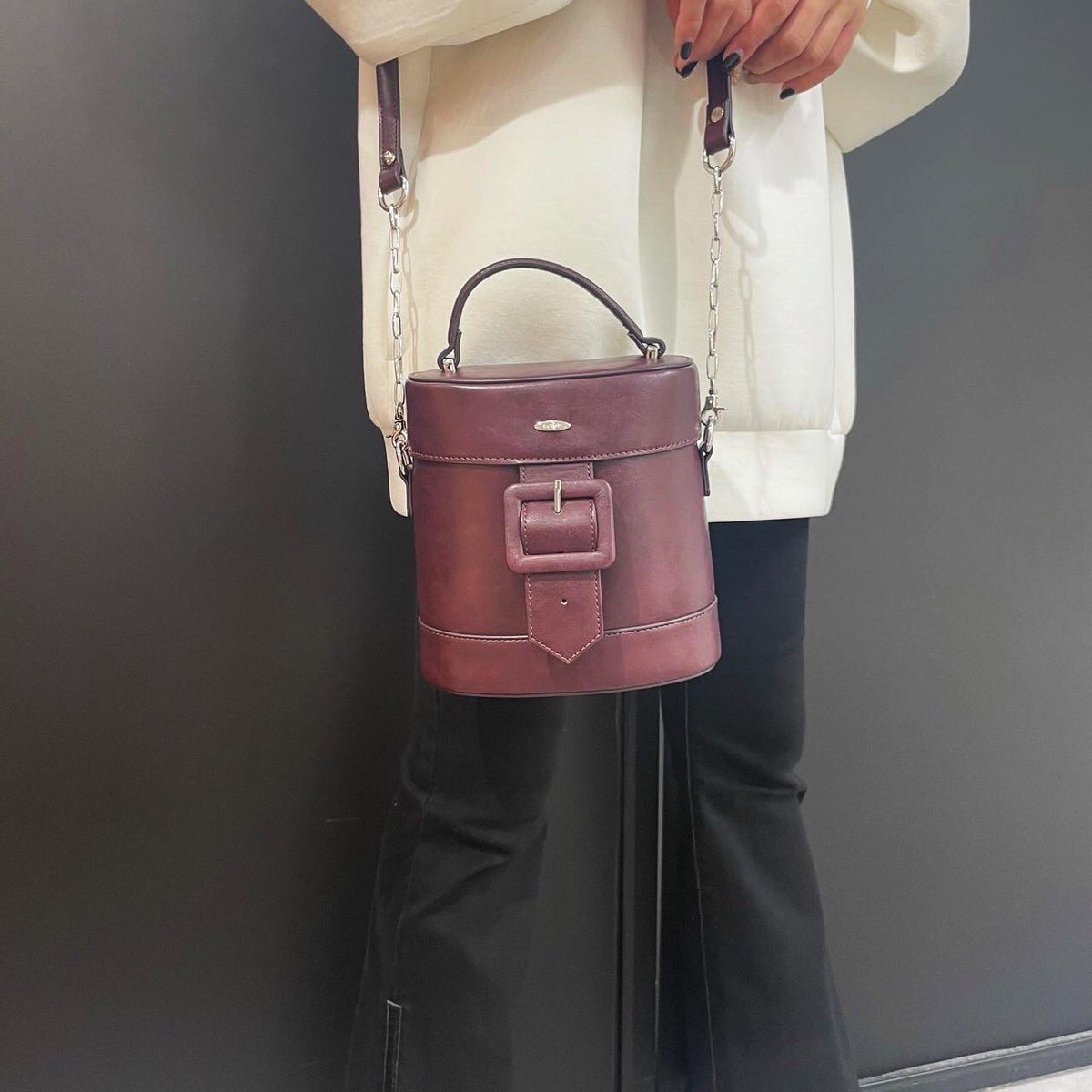 EATME_tweet's tweet image. 【SHOP INFO🏨】
 NEW ARRIVAL🥀

#BOXBAG
¥9,900 tax in

滑らかなフェイクレザーで仕上げた長円形のBAG👜
箱型のシルエットとアンティークシルバーのベルトがレトロな雰囲気を演出💋

📱bit.ly/3h8zmDl