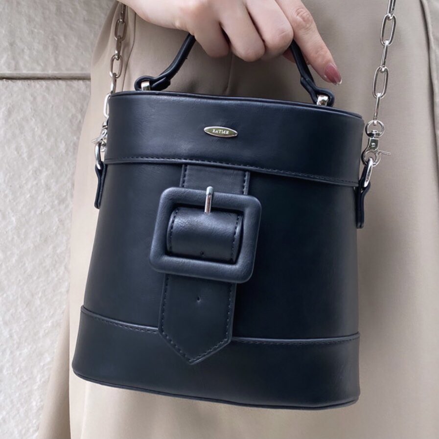 EATME_tweet's tweet image. 【SHOP INFO🏨】
 NEW ARRIVAL🥀

#BOXBAG
¥9,900 tax in

滑らかなフェイクレザーで仕上げた長円形のBAG👜
箱型のシルエットとアンティークシルバーのベルトがレトロな雰囲気を演出💋

📱bit.ly/3h8zmDl