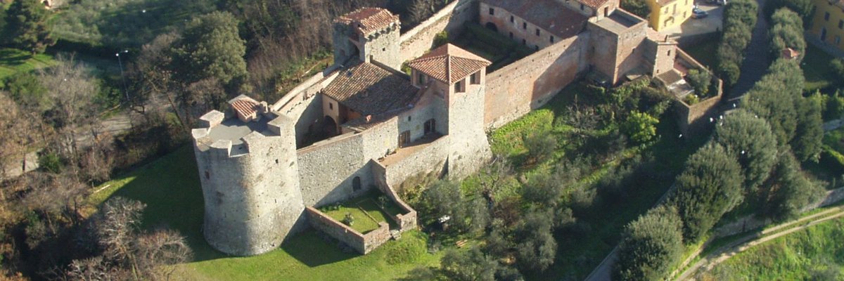 Today we take you to the village of Montecarlo, perched on top of the hill of Cerruglio, situated between #Lucca and the Valdinievole, famous for its wine production and the vast vineyards. The historic center is still protected by the splendidly preserved city walls.