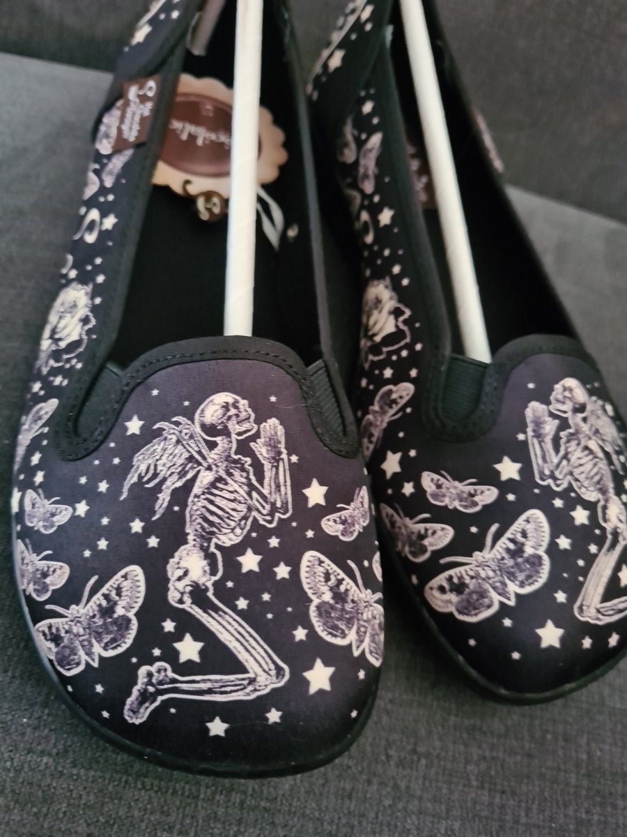 SumaronC's tweet image. Screw back to school lol

Look at my new back to work shoes!

@HotChocolateVe @hotchocolated 
Are these not just the prettiest and most comfortable shoes ever!

Love these 🖤💜🖤💜🖤