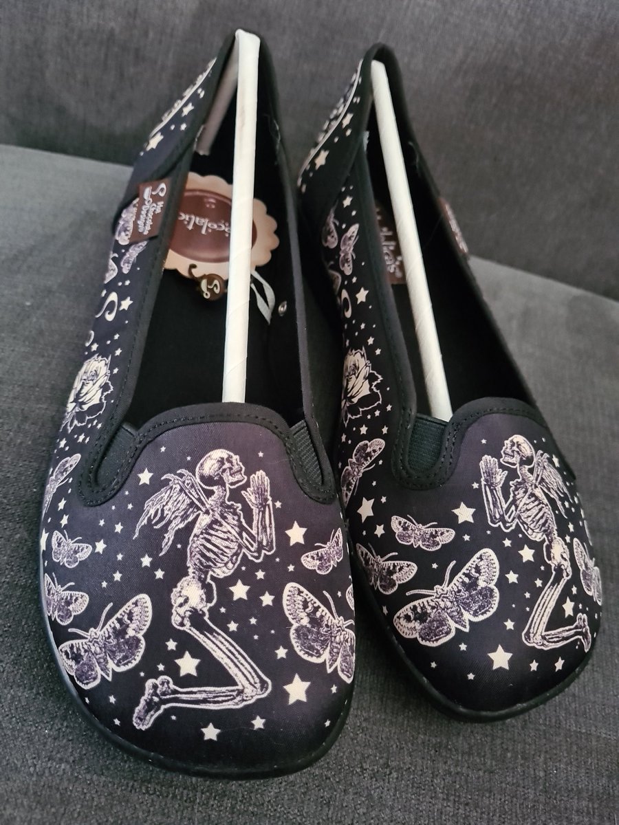 SumaronC's tweet image. Screw back to school lol

Look at my new back to work shoes!

@HotChocolateVe @hotchocolated 
Are these not just the prettiest and most comfortable shoes ever!

Love these 🖤💜🖤💜🖤