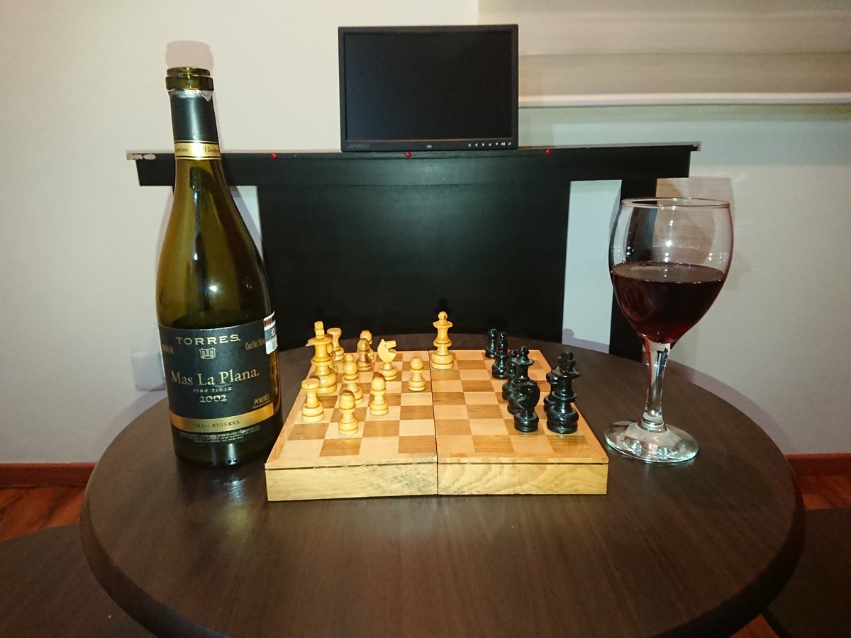 Ajedrez y un buen vino... ¿Qué rico eso, no? @familiatorres #MasLaPlana #Ajedrez #Chess #Vinotinto #relax