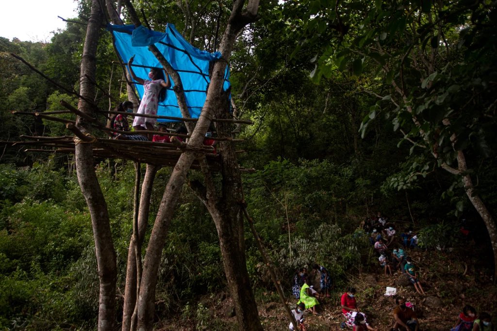 abdhullahazam's tweet image. Sri Lankan children make a dangerous climb for online school.

Teachers and schoolchildren trek for miles and climb a rock to access the only internet signal available in their remote village.

aje.io/ypy5eg 
#lka #inclusiveinfrastructure