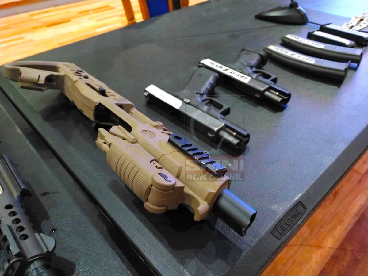 smninews's tweet photo. 8 katao na iligal na nagbebenta ng mga sasakyan at mga high powered na armas ang naaresto ng Regional Intelligence Division ng NCRPO.
 
Kasama na sa naaresto ang isang dating NBI agent na si Edwin Justo at isang pulis Maynila. | via @Vergil_Parba https://t.co/oMjVmpTWPN