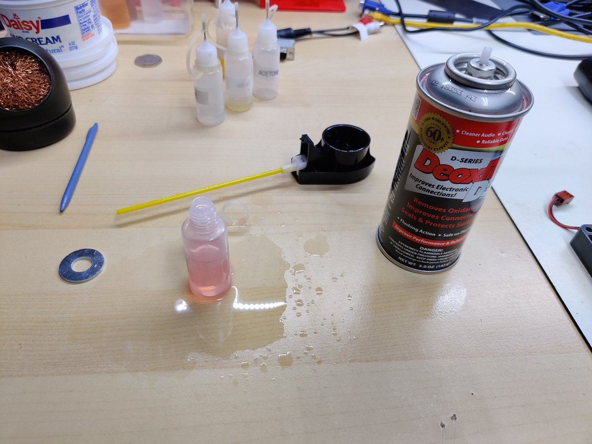 craig1black's tweet photo. I cannot believe #Deoxit is sold with the most f#@*ing crappy spray nozzle in the industry!! Infuriating garbage, makes me honestly hate this product. Every time I use it, half of what comes out of the can drips out of the side of the nozzle and onto my hands and desk. 🤬🤬🤬🤬 https://t.co/1M3k3bah2k