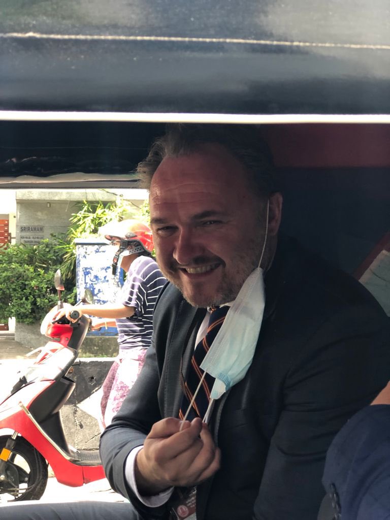 🍀🇮🇳🤝🇩🇰🍀
Driving the green transition forward 💪 The Danish Minister @DanJoergensen and Ambassador @svane_freddy took a green ride in an e-rickshaw 🙌#thinkgreen #actgreen #GreenStrategicPartnership @mnreindia @KlimaMin