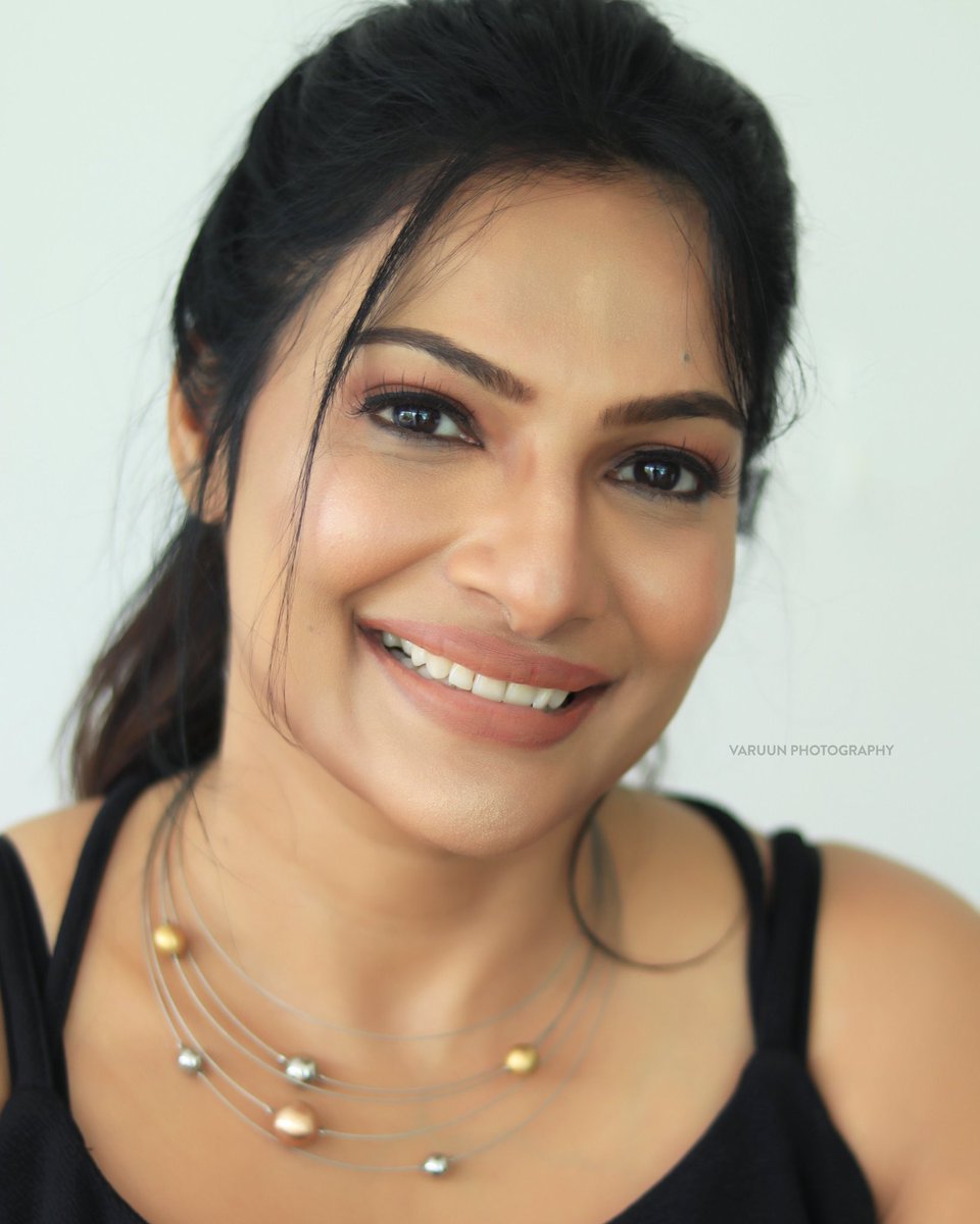 SrinivasRethika's tweet photo. Leave a little sparkle everywhere you go✨
#recentphotoshoot
Photo @varuun.jpg
Makeup @makeupbysaineethz
Hair @makeupwithlekha
———
#rethika #newphotoshoot #trending #smile #nofilter #rethikasrinivas #rethikasjustmyway #instafamily #expression #positivevibes #chennai https://t.co/9EAeVMmS0C