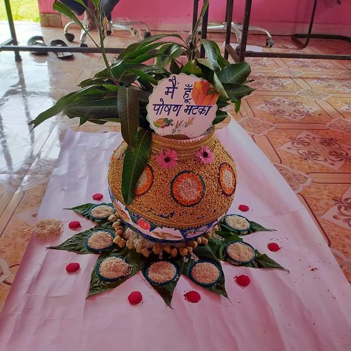 #POSHANMaah2021 के अंतर्गत समुदाय में #nutrition संबंधी जागरुकता फ़ैलाने के लिए #UttarPradesh में UPSRLM के SHG सदस्यों द्वारा गांव स्तर पर अनेकविध रचनात्मक गतिविधियों का आयोजन किया जा रहा है |
<a href="/MinistryWCD/">Ministry of WCD</a> <a href="/POSHAN_Official/">POSHAN Abhiyaan</a> <a href="/myogiadityanath/">Yogi Adityanath</a> <a href="/UPGovt/">Government of UP</a> <a href="/shelly_bhai/">Bhai Shelly</a> <a href="/arjandewagt/">Arjan de Wagt</a>