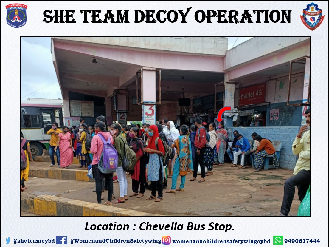 Do you think your activities are invisible in crowds? 
we are watching you all the time.
.
A Devil is being 'Caught Red-Handed, a power is standing in the same crowd.
.
Miyapur SHE Team has conducted a decoy operation on 04-09-2021 at Chandanagar Bus Stop.

#cyberabadsheteam https://t.co/GjkQqm9hWc