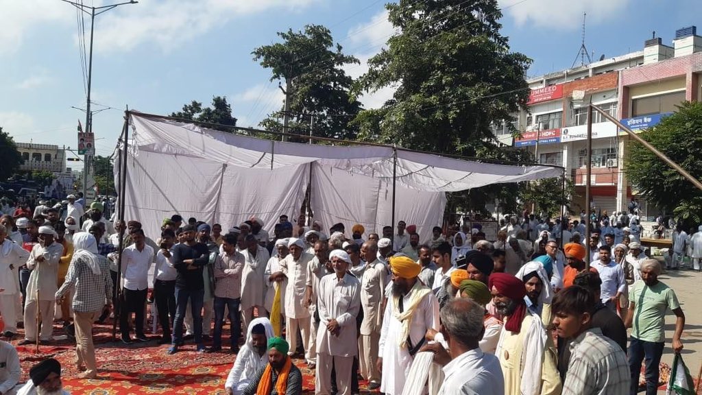 Tractor2twitr's tweet photo. ਪੱਕੇ ਮੋਰਚੇ

#JusticeForKarnalFarmers https://t.co/OzMS5HCkHM