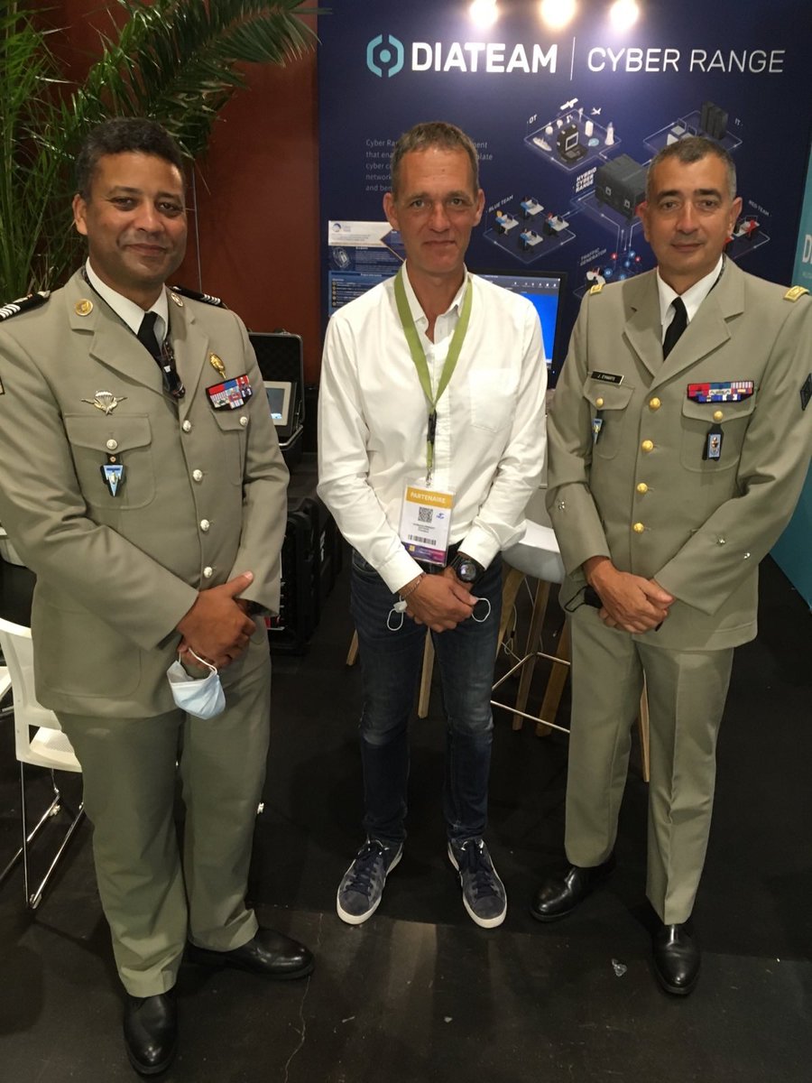 diateam_labs's tweet photo. Honorés de la visite du GBR EYHARTS et du COL LE BIHAN sur notre stand D17 pour une démonstration de compromission de port #CyberRange #COMSIC #FIC2021 https://t.co/rvrLEmak8B