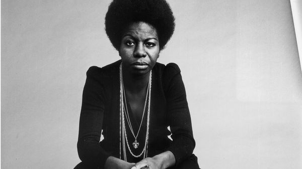 IRAdeLyon's tweet photo. La 53ème promotion de l'IRA de Lyon a choisi pour se représenter le nom de Nina Simone. Chanteuse et pianiste exceptionnelle, elle est aussi une figure importante de la lutte pour les égalités (de genre, de classe, d'origines...). #fonctionpublique https://t.co/QF586QMczx