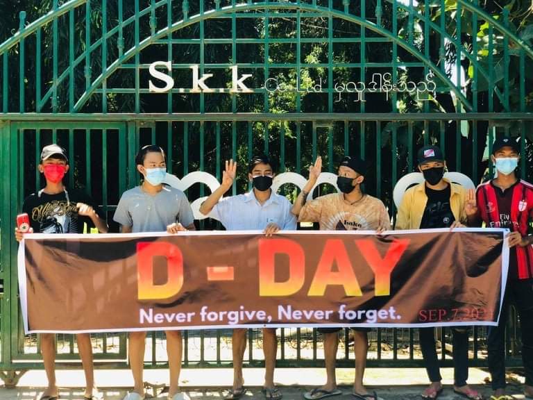 WeMustWin01's tweet photo. D-Day — Never Forgive &amp; Never Forget !

Youths from Tapkone Tsp, #NayPyiTaw ,held a protest against Military Dictatorship on Sep8 despite the heavy presence of Military Junta !

#SupportRevolutionForDemocracy
#Sep8Coup 
#WhatsHappeningInMyanmar https://t.co/Clp1Qli98x