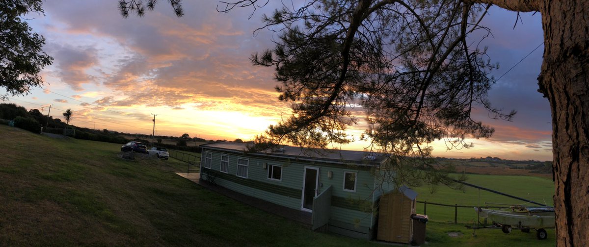 Joliz65's tweet photo. What a sky #llanfechell #anglesey #sunrise https://t.co/0Sofede4Jn