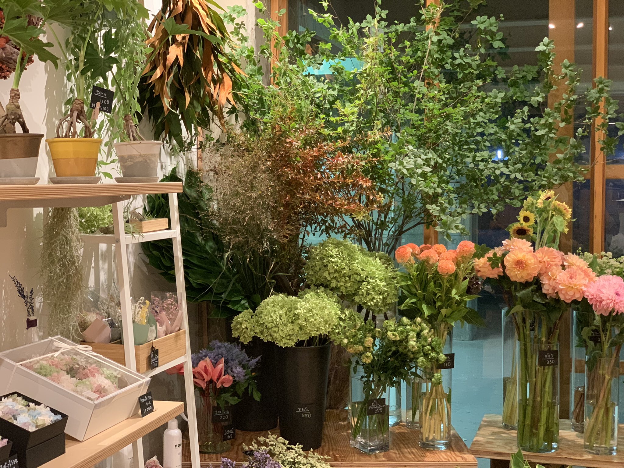 Creative Flowers By Ecru 今まではアトリエにて制作していましたが 大阪府箕面市のkumustore By Ethos 無添加食品のお店 内に小さなお花屋さんecru エクリュ をオープンしました 創作系のお花creative Flowersのトルソー花や祝花は奥のアトリエで制作し