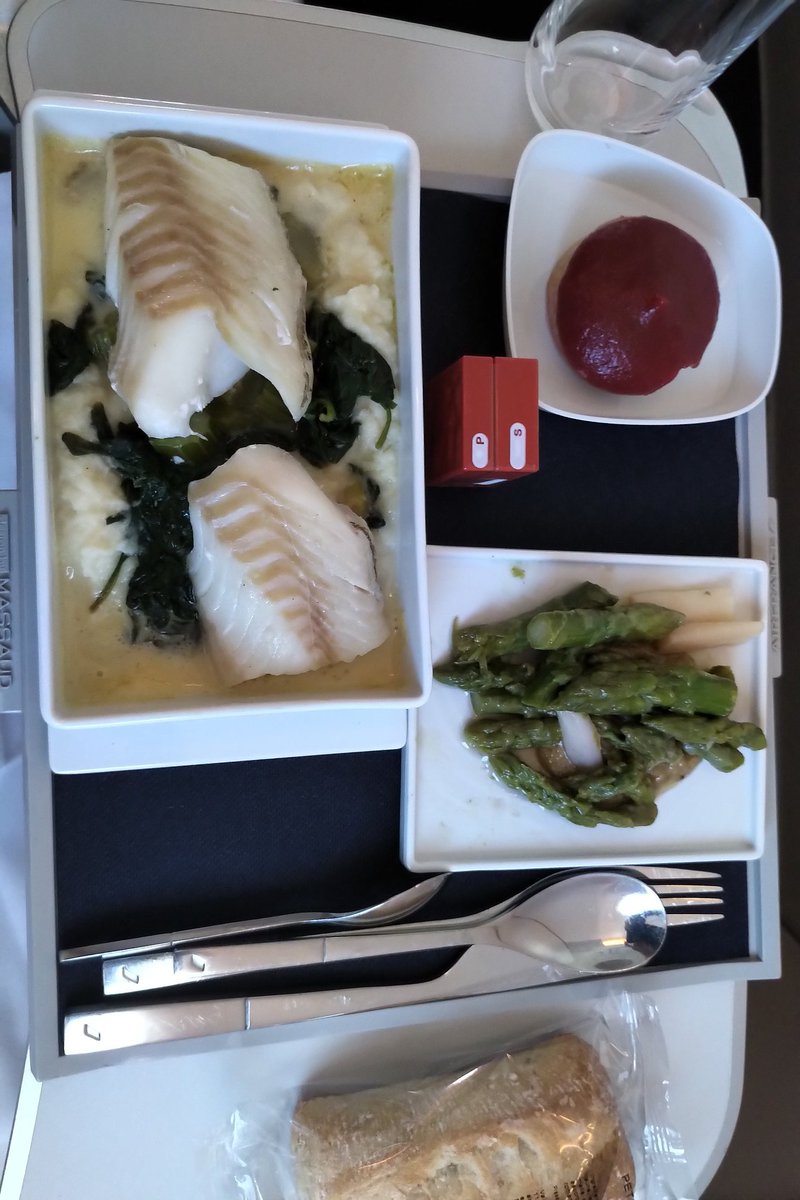 Serge13MRS's tweet photo. @AirFranceFR @zeTravelersClub @Gate7tweet @CAPOUNE94 @ChampagneFlyer Merci à tout l'équipage de #AF1833 ATH-CDG du 6/09. Une PNC en or sue la J. Bravo à tout l'équipage. Superbe découverte du nouveau salon 2F. https://t.co/5I461OHjB5