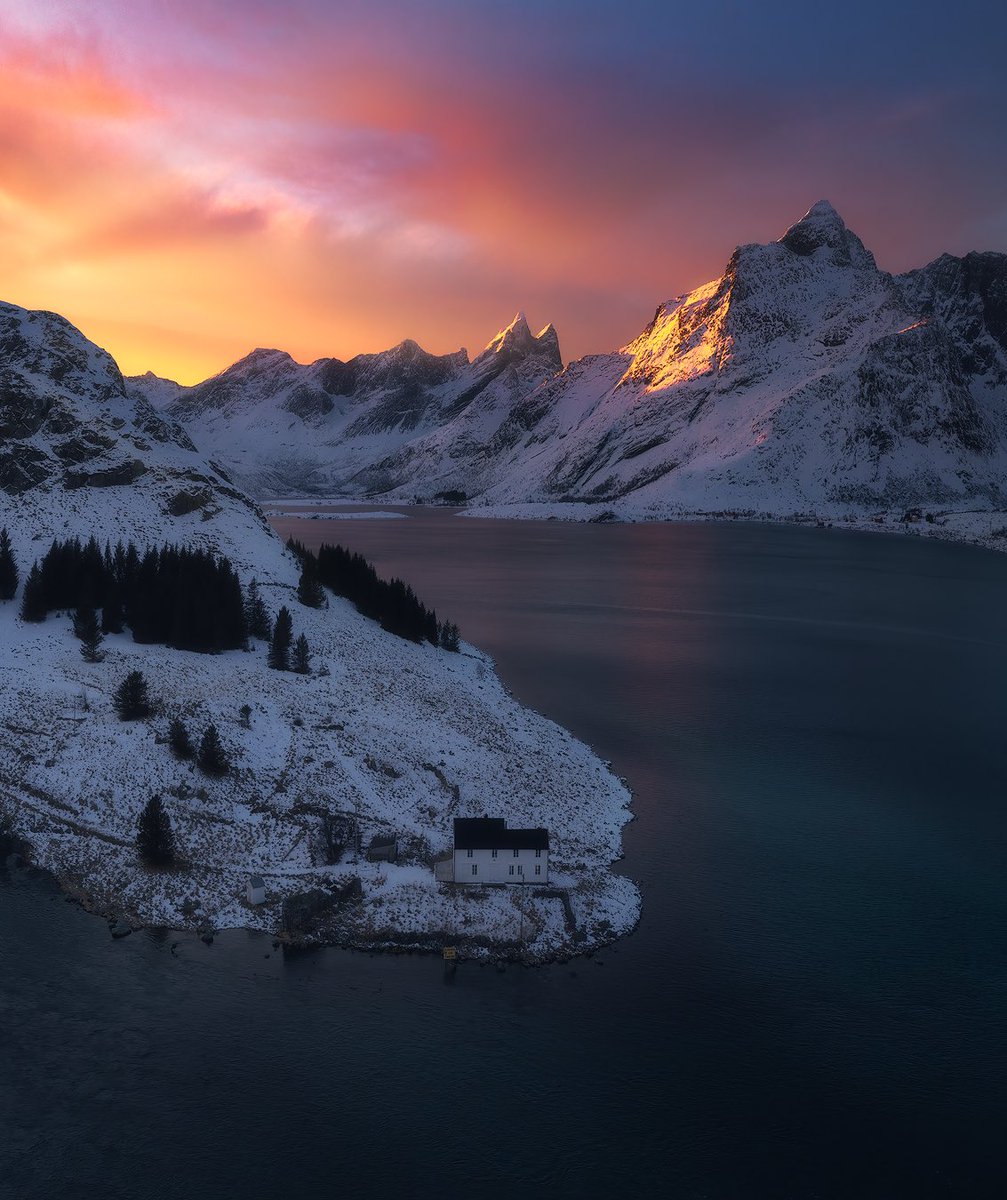 A classic winter sunset in the Lofoten Islands. Looking forward to the next photo trip. Anyone else that’s planning a photo trip these days? #landscapephotography #lofotenislands