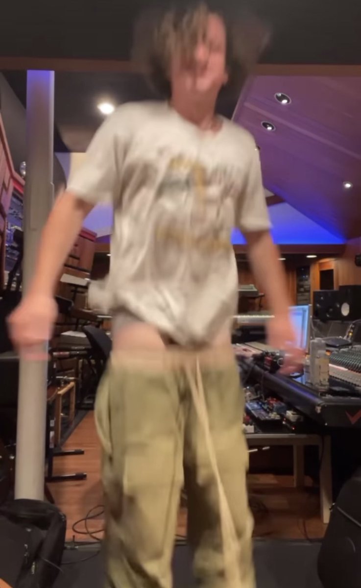 AlexMar31934563's tweet photo. Charlie Puth exposes his grey briefs when his pants fall down while dancing in latest Instagram Story. https://t.co/mcoUNgIgTo