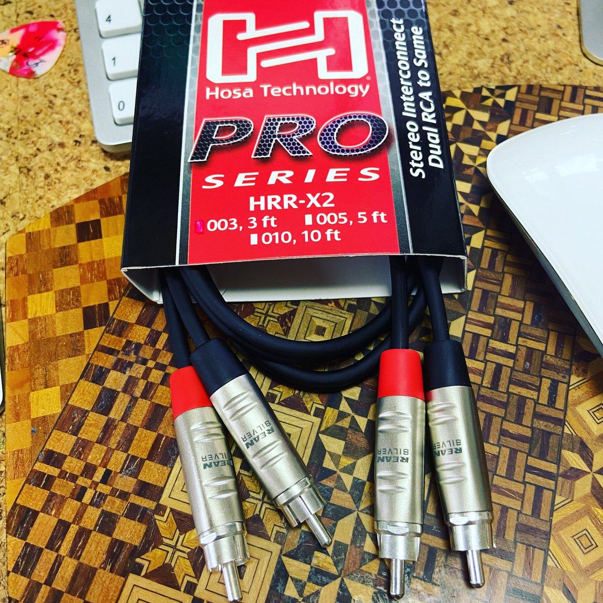daaburrell's tweet image. 仕事の音源用のRCAケーブルを。フォンジャックにRCAのアダプターかまして使ってたんだけど、アダプター使うと接触悪くなって来るのね。なので新調。ケーブルは最近Hosa製ばかり使ってるな。
#hosa #RCAケーブル #midi