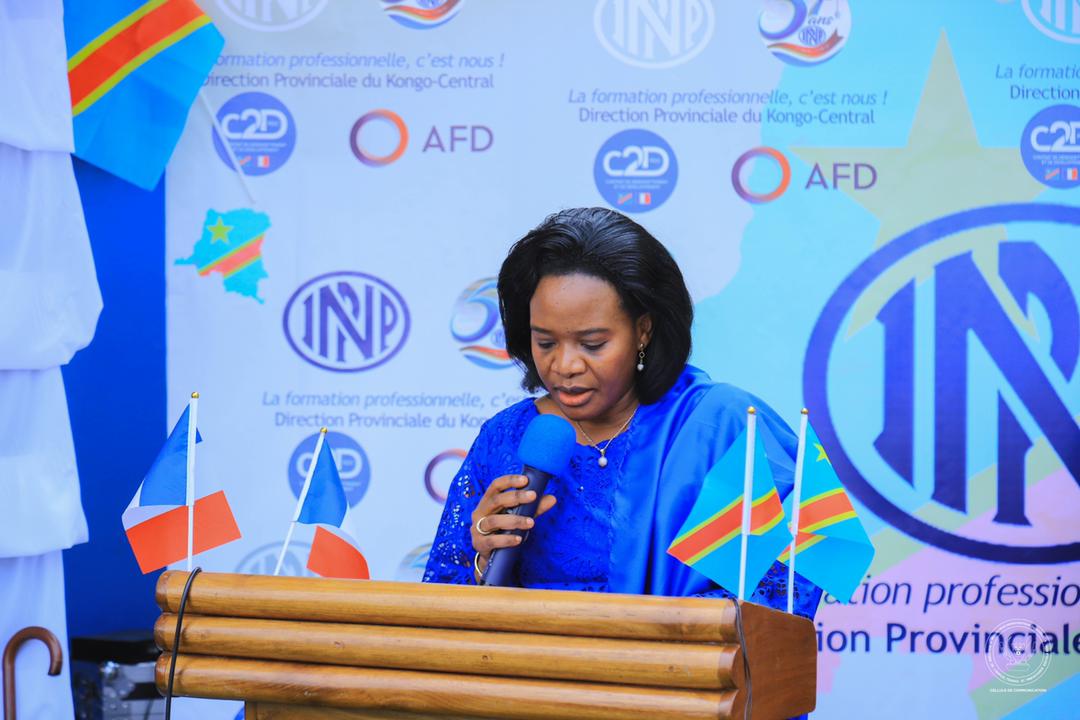 ClaudeMUSHAGAL1's tweet photo. La ministre de l'emploi travail et prévoyance sociale Mme Claudine NDUSI M'NKEMBE fait la fierté de la femme congolaise dans son secteur. Elle mérite le soutien de tout congolais. @LukondeSama @m_kembe @PrimatureRDC https://t.co/P7IUck7emF