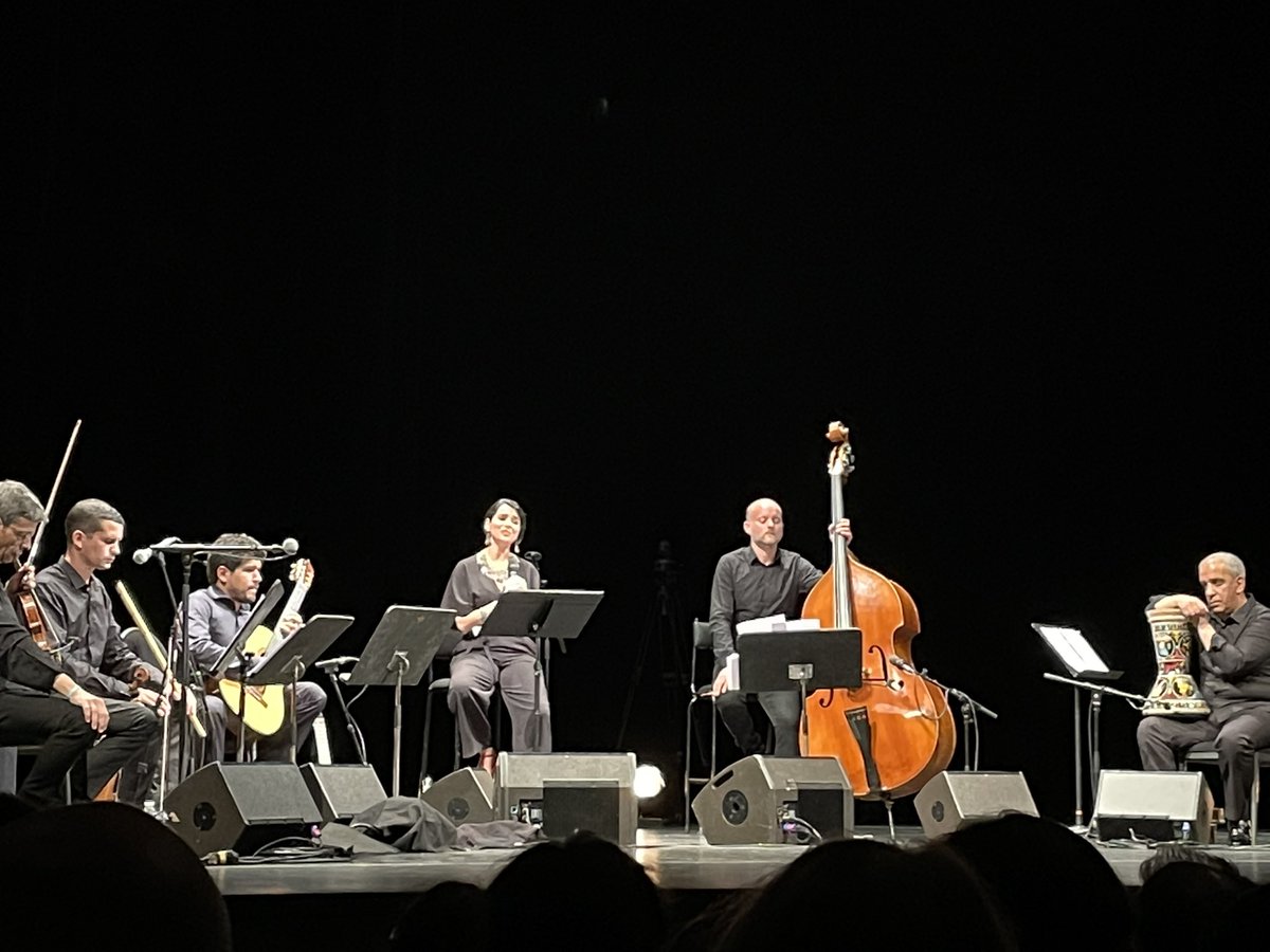 Un émouvant et vibrant hommage à #Idir, à l’occasion du lancement du festival <a href="/FArabesques/">Festival Arabesques</a>. La Kabylie au cœur avec le programme Les chemins qui montent, par Amel Braham-Djelloul.