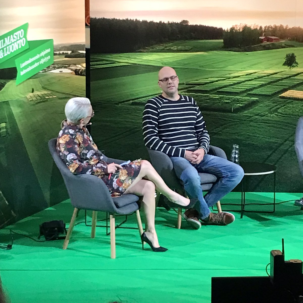 Viljelijä Mikko Mäki-Latvala kertoo Anna Perholle omista vastuullisista valinnoistaan pellolla ilmastoystävällisyyden lisäämiseksi #ilmastojaluonto