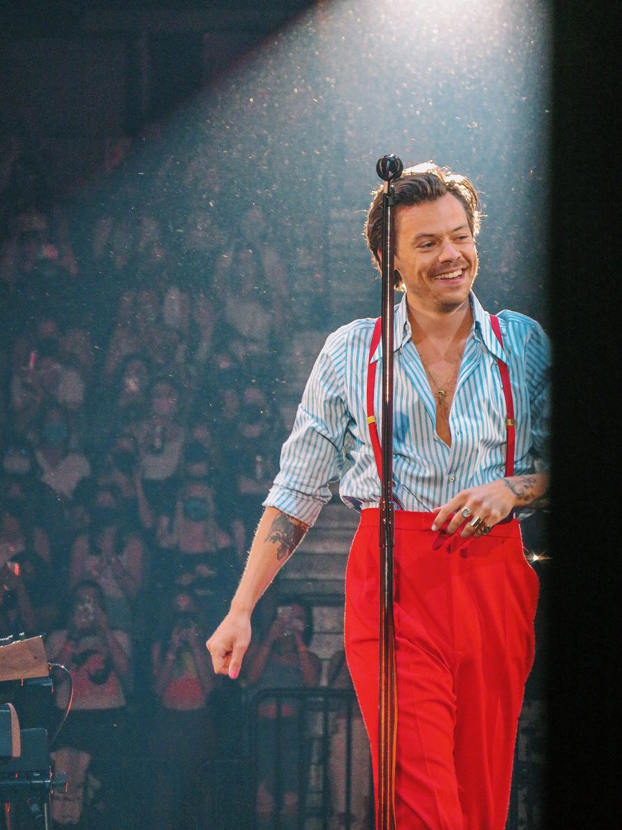 Harry on stage in Denver, CO - September 7 (via haleykwea on IG)