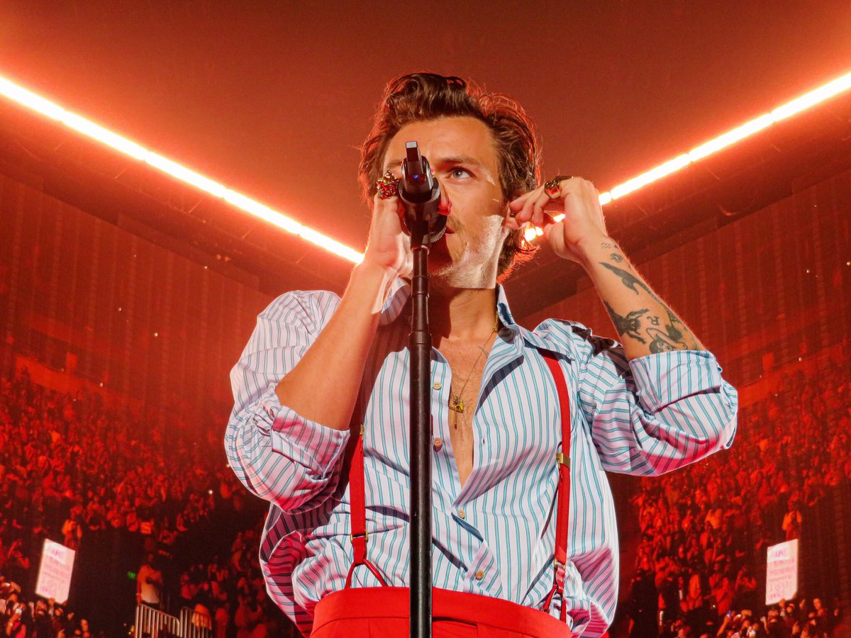 harrymoonchild's tweet photo. Why do men even try when HE exists https://t.co/PonnQoQlSY