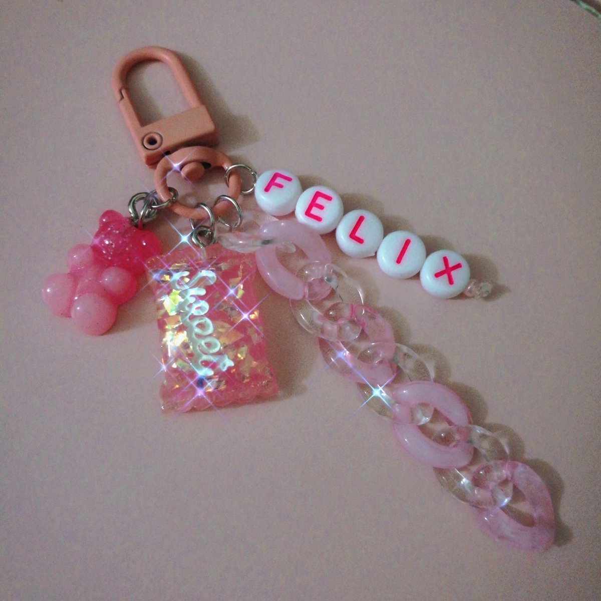 purplehertz's tweet photo. WTS | limited pieces
#pasarSKZ #pasarstraykids #pasarbora
✨ if you like stray kids felix pink bear earring in noeasy concept picture but not really a fan of earring, I made it in a necklace and keychain form :)
✨ words are customisable!
✨ DM is always open :) https://t.co/aGExR6Jtc8