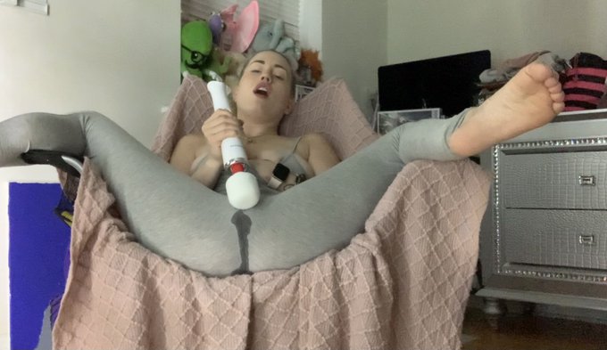 Can you see how wet you get me? 🥵💦💦 https://t.co/B8ZiwsjsBy https://t.co/j2Nay67mjT