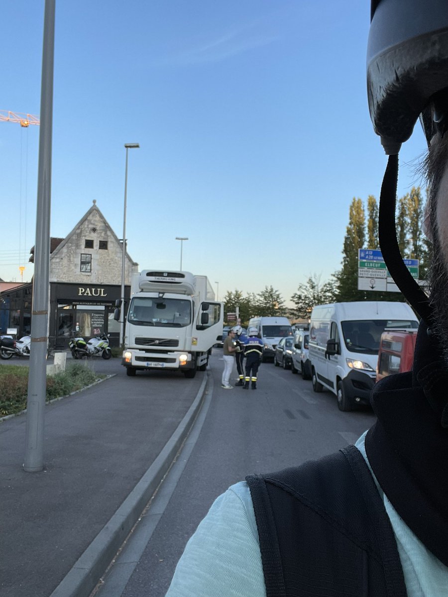 jean_manchzeck_'s tweet photo. @PoliceNat76 @Rouen #Sécuritéroutière et #proteger ?
Pourquoi ce camion a été stationné sur un trottoir sans possibilité de passer pour les piétons ?
Votre photo est évidement bien mieux cadré pour ne pas le voir 😉
#Verbaliser c’est bien, le faire en respectant les autres c’est mieux ! https://t.co/fFR86imQgA