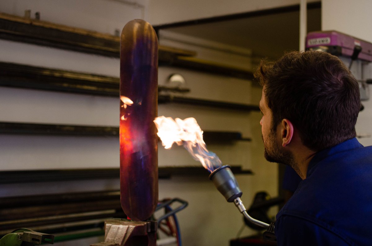 FondationBP's tweet photo. [POP'S ARTS #2- PARIS DESIGN WEEK DU 9 AU 19 SEPTEMBRE ] 
Le travail du métal par Adam Ruiz, designer et artisan dinandier, est avant tout un dialogue entre les mains et la matière, qu'il plie et contraint de façon à la mettre en forme.
Galerie By Chatel 
#Artisanatdart #PDW21 https://t.co/TtgTfXQy6g