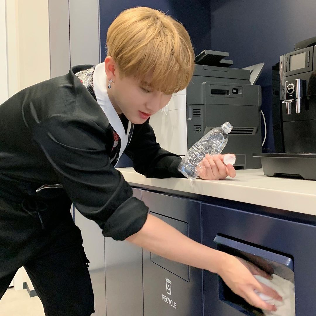 [210908 IG UPDATE]

Trans:
'Cleaning is fun~🤟
#loveearth2021 #loveearth_jyp #loveearthchallenge @.jyp_edm'

🔗: instagram.com/p/CTjUBA0lCFQ/…

@Stray_Kids #StrayKids #스트레이키즈 #スキズ #NOEASY #소리꾼 #Thunderous