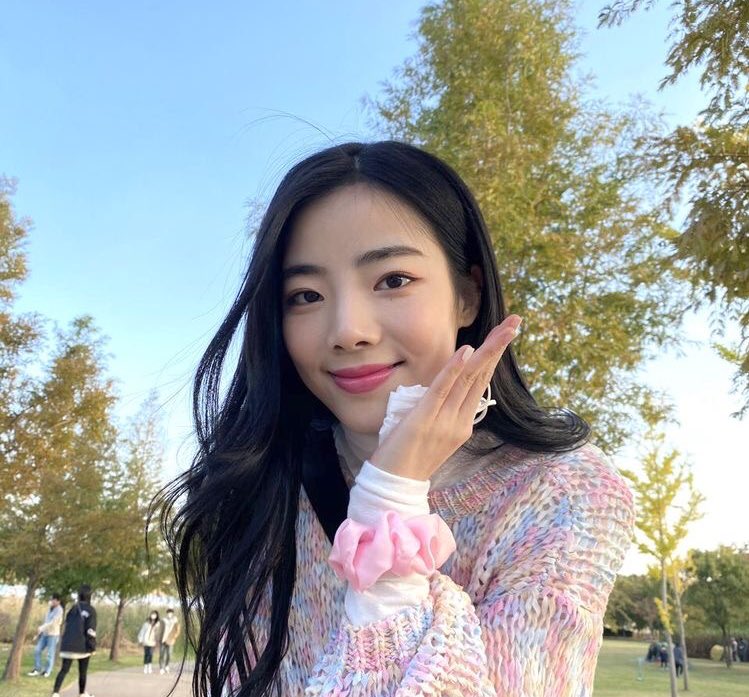 wingskookz's tweet photo. #ISALINE purple kiss reveal💜 https://t.co/8q9PB5btnh
