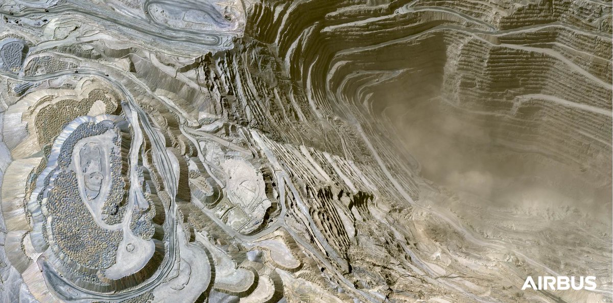 🇨🇱 Imágenes de la mina de cobre Chuquicamata en el norte de Chile.

🛰️ La imagen fue capturada por un satélite del grupo de satélites #PléiadesNeo lanzados recientemente.