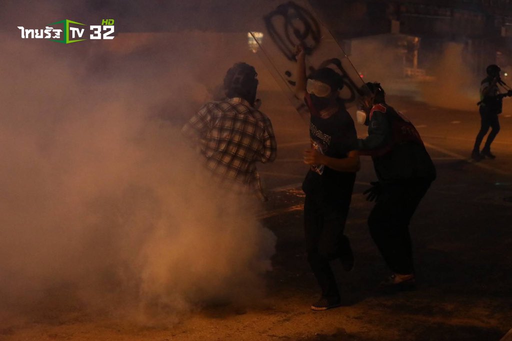 ช่วยกันสนใจแท็กม็อบด้วยนะคะ ตอนนี้คฝ.มันเริ่มเอาอีกแล้ว มันใช้แก๊สน้ำตากับกระสุนยางยิงผู้ชุมนุมแล้วค่ะ ประชาชนที่สัญจรแถวนั้นที่ไม่ได้มาม็อบก็ได้รับแก๊สน้ำตาไปด้วย #ม็อบ8กันยา