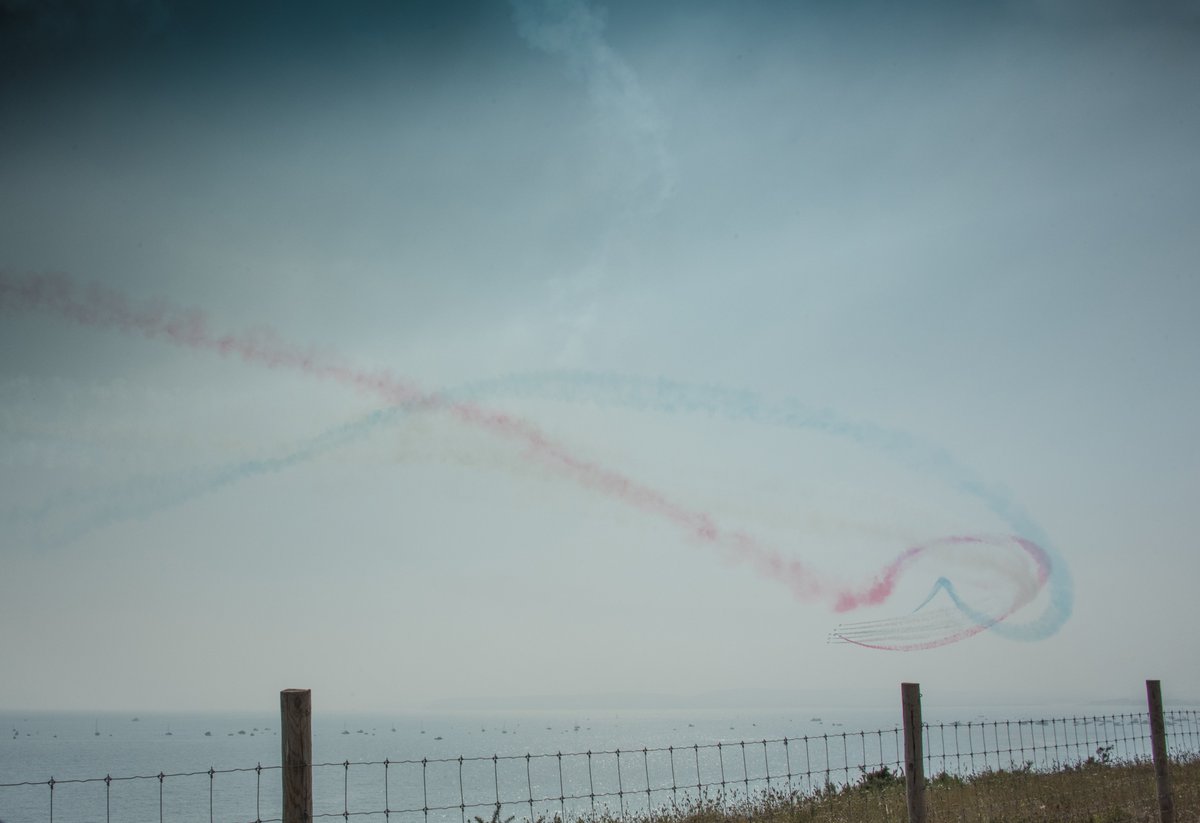 ElizabethArgyll's tweet image. It was fun watching an air display with goats munching on the grass in front (just over the cliff). Anyhoo, everyone does the tight shots, I wanted the full view...

#airdisplay #fastjets #airshow #redjets #jets #bournemouth #bournemouthair #BmthAirFest #Nikon #lookup