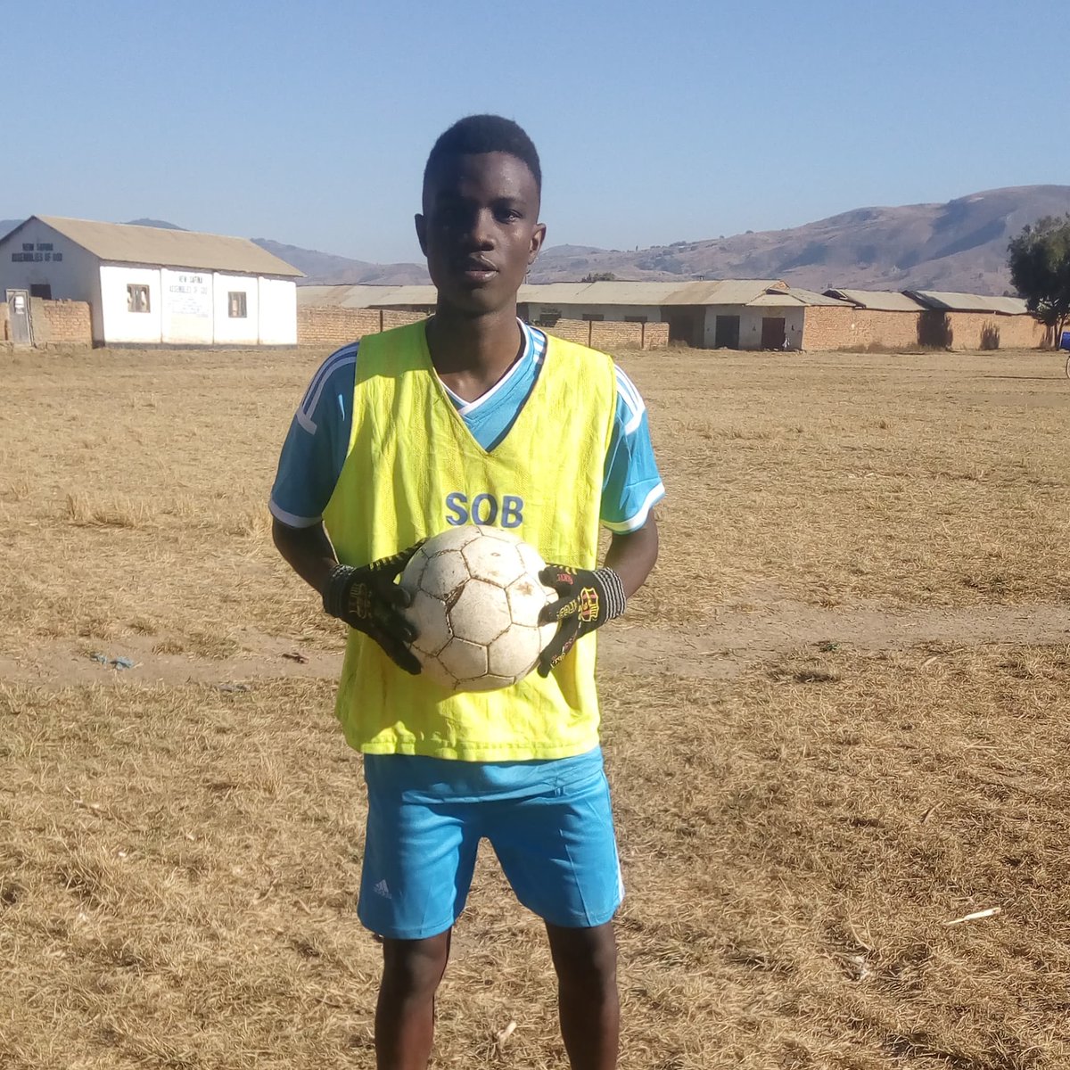 MenuzSaid's tweet photo. Assalam alaykum Tanzania kwa majina naitwa said juma menuz Nina umri wa miak 18 nina KIPAJI CHA MPIRA⚽ Ndoto yangu kubwa nikuja kuwa mchezaji mkubwa hapa Tanzania  na duniani kwa ujumla Ninahitaji san msaada kwaajili ya kukiendeleza kipaji changu Napatika kwa no 0688261558🙏 https://t.co/HPFVXncWr8