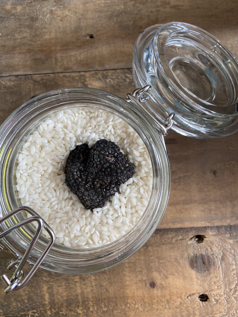 #AD had a lovely surprise this morning from <a href="/welshtruffles/">Matt Sims</a> and <a href="/WhiteHareCo/">White Hare Distillery</a>. The Welsh Perigord smell insane and I’ve already stashed one in some carnaroli rice for tomorrow’s truffle risotto