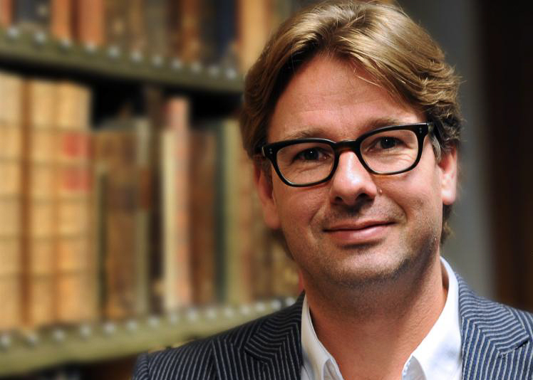 Een schrijvende reiziger of een reizende schrijver? Alexander Reeuwijk is het allebei. Hij schrijft boeken en artikelen. En hij interviewt en presenteert. 25 sep interviewt hij de schrijvers van #Vrouwenschrijvengeschiedenis in #Huis73 in Den Bosch. bit.ly/VSG-Huis73