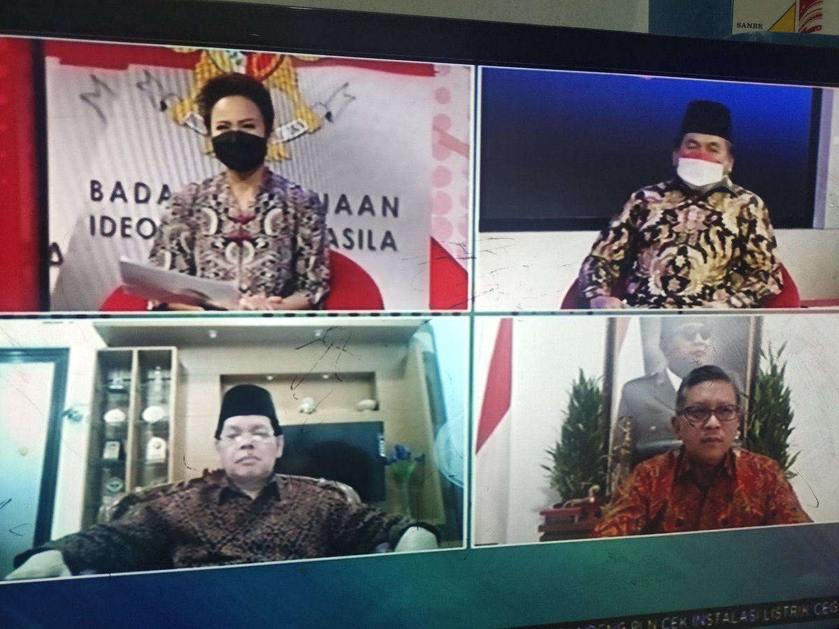 Pancasila Sebagai Pemersatu Bangsa...
Di era kini media sosial begitu terbuka seakan menjadi sebuah pintu masuknya berbagai doktrin termasuk ancaman ideologi lain..
Pancasila harus manjadi benteng dari pengaruh ideologi lain termasuk di media sosial. 
#salamPancasila