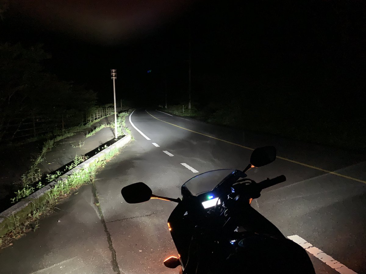 sterseaker's tweet photo. 適当に山道探検してたら外灯もなくなって恐怖の森みたいになってきたので引き返すこととする https://t.co/JRKOt2itxH
