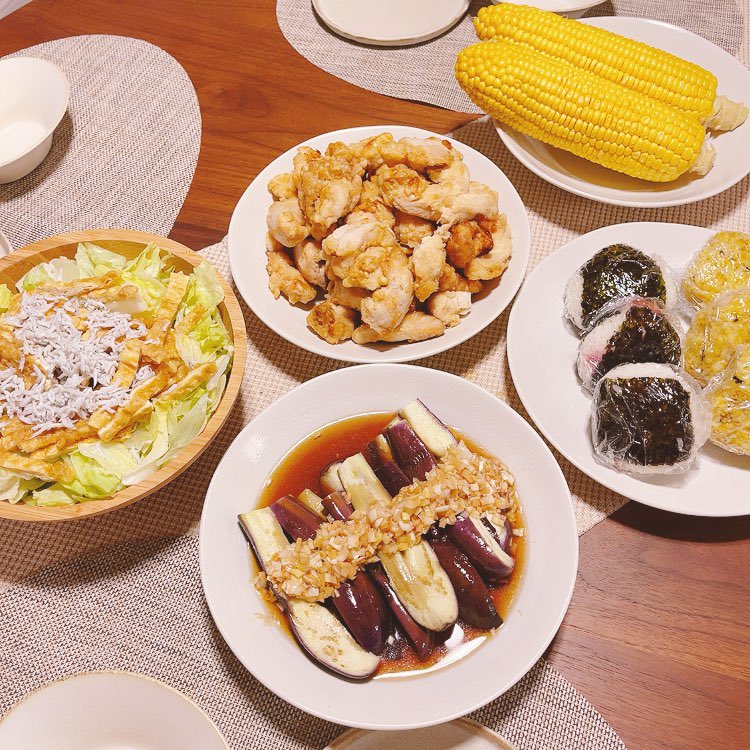 今日の晩御飯^_^ とうもろこしは毎日レンチンして食べてます🌽 朝晩涼しくなってきたしそろそろ終わりかなぁ