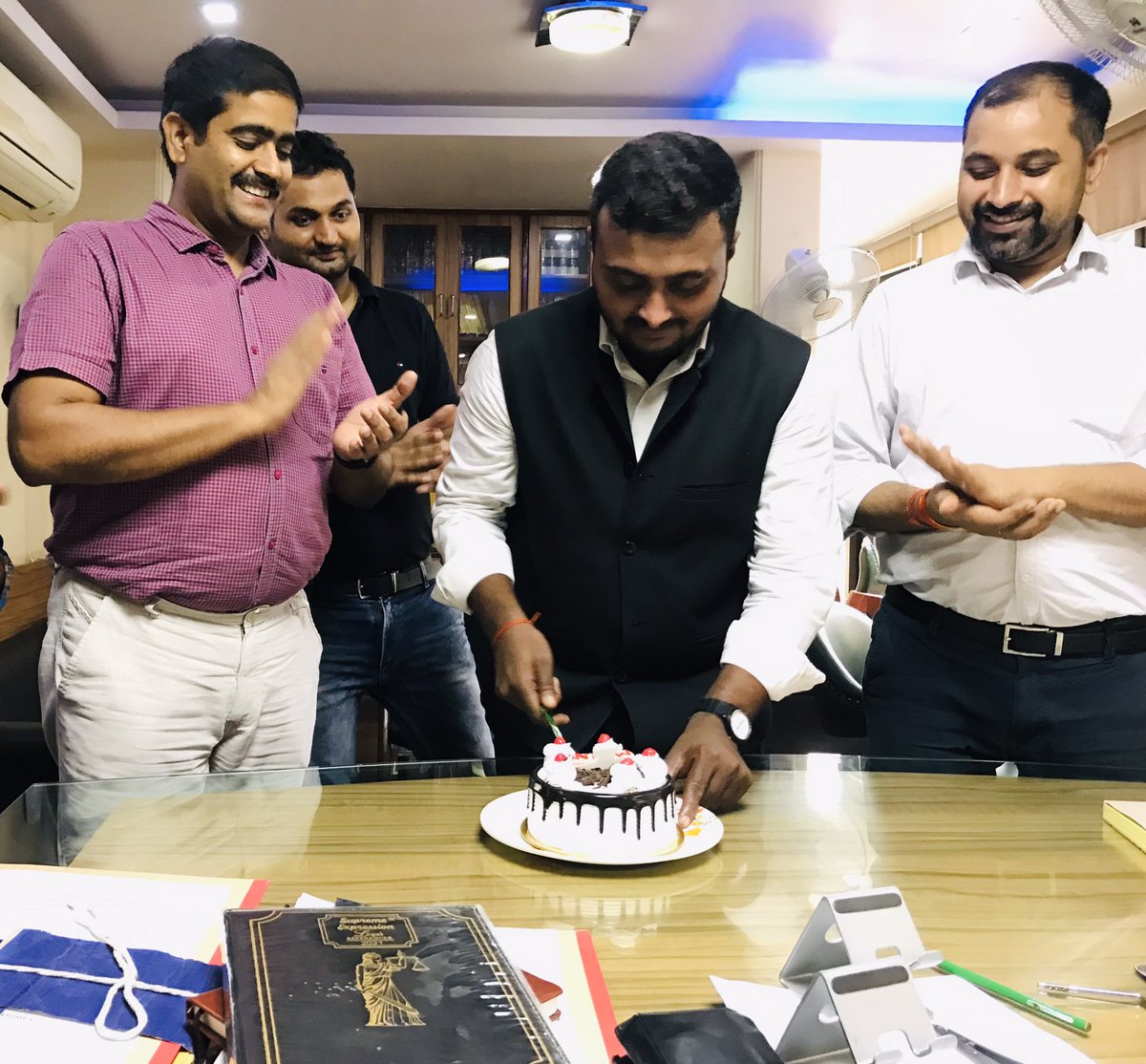mayank_pratham's tweet photo. A belated birthday celebration but my family at office made sure that the charm is not lost, grateful to have such inspiring people as my mentors and colleagues. Special thanks to my guru Shri @ashwani_dube sir and also Shri @Irudravs sir. https://t.co/oqy9neF79b