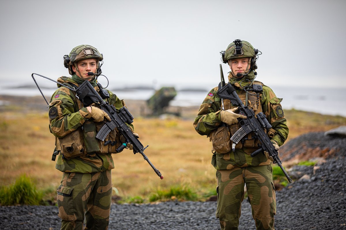 Luftforsvaret's tweet photo. On Tuesday night, the Air Defense Battalion from 132 Air Wing Ørland fired two live AMRAAM (Advanced Medium Range Air to Air Missile) missiles from Andøya, in their annual live fire exercise Bold Silver Arrow. They are now deploying to Evenes, to join exercise Falcon Deploy 2021. https://t.co/t8rilgmSMV