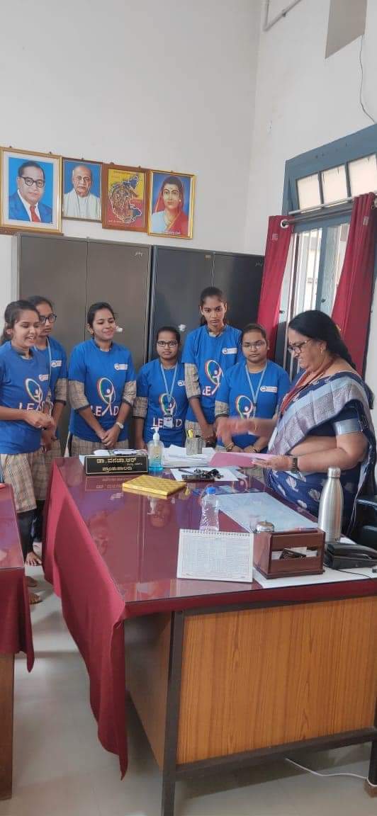 dcseLEAD's tweet photo. On the occasion of Teacher's day, 13 LEADers from DRM Science College, Davangere prepared 26 handmade greeting cards & wished the teachers.
We appreciate their initiative.
#lead #leadcampus #dflead #dfindia #SDGs #SDGgoals #teacher #teachersday2021 #TeachersDay https://t.co/6ynhKqzBFX