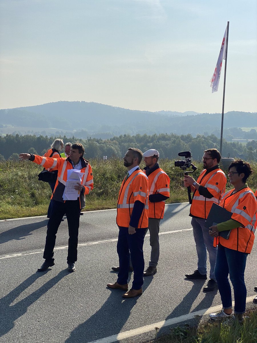 SMWA_SN's tweet photo. Guten Morgen vom dritten Tag der Wirtschaftstour mit Minister @MartinDulig in #Oppach. Eine gute Infrastruktur ist Voraussetzung für eine gute wirtschaftliche Entwicklung. In Oppach wird die #b96 ausgebaut, ein Unfallschwerpunkt entschärft und ein Radweg ausgebaut. #WiTourSN https://t.co/KogQwUjFM2